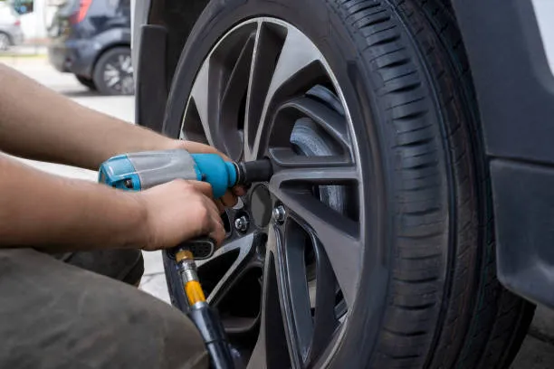 تبديل تواير متنقل,تبديل اطارات امام المنزل